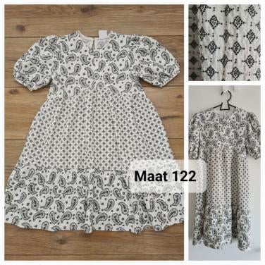 Ecru, wit met zwarte wijde jurk van Zara Maat 122