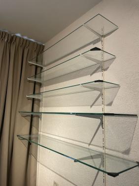 Glasplaten met reling en houders