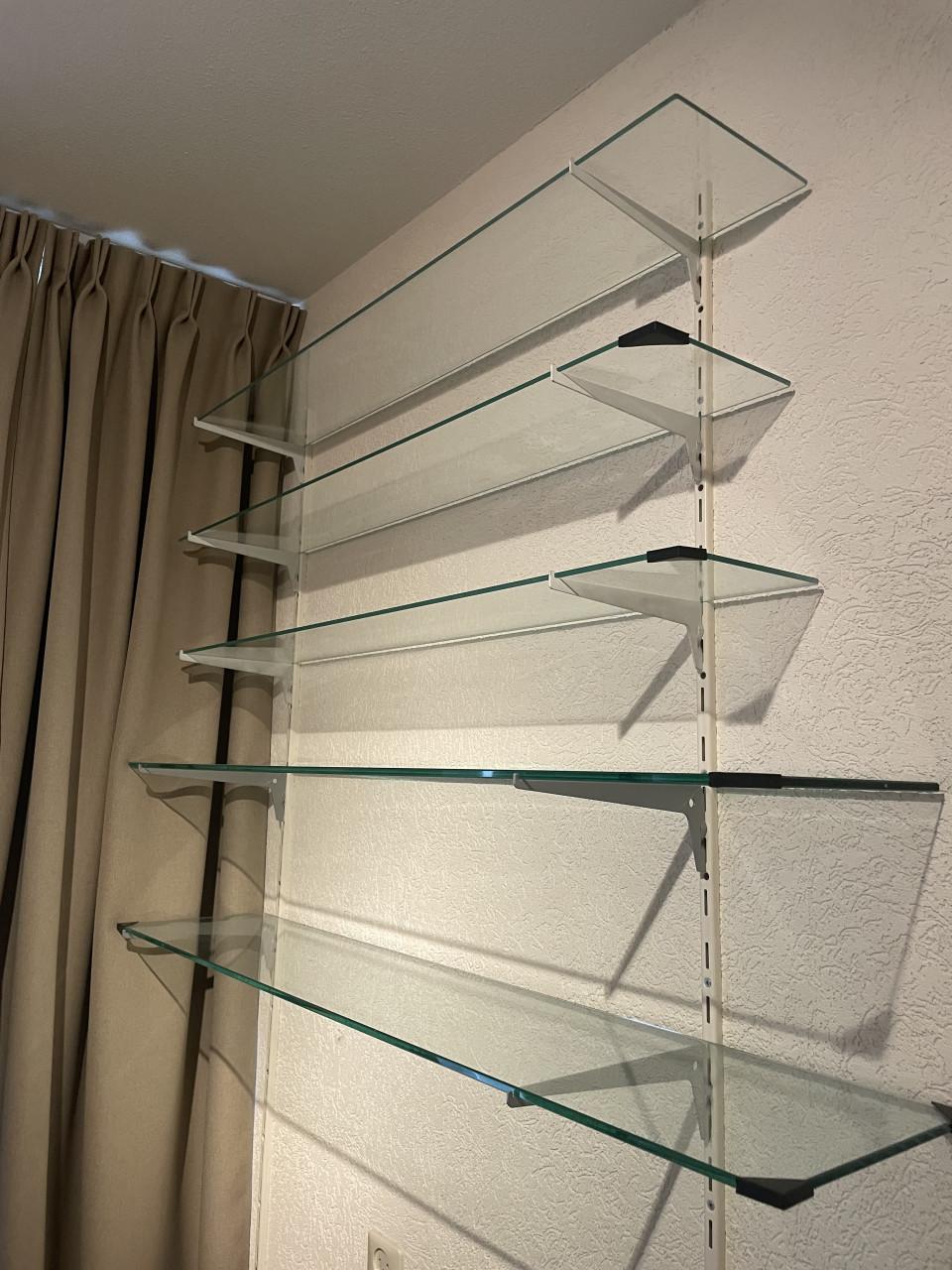 Glasplaten met reling en houders