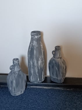 Setje van 3 handgeschilderde glazen fles en 2 kruikjes. Kleur grijs/wit.