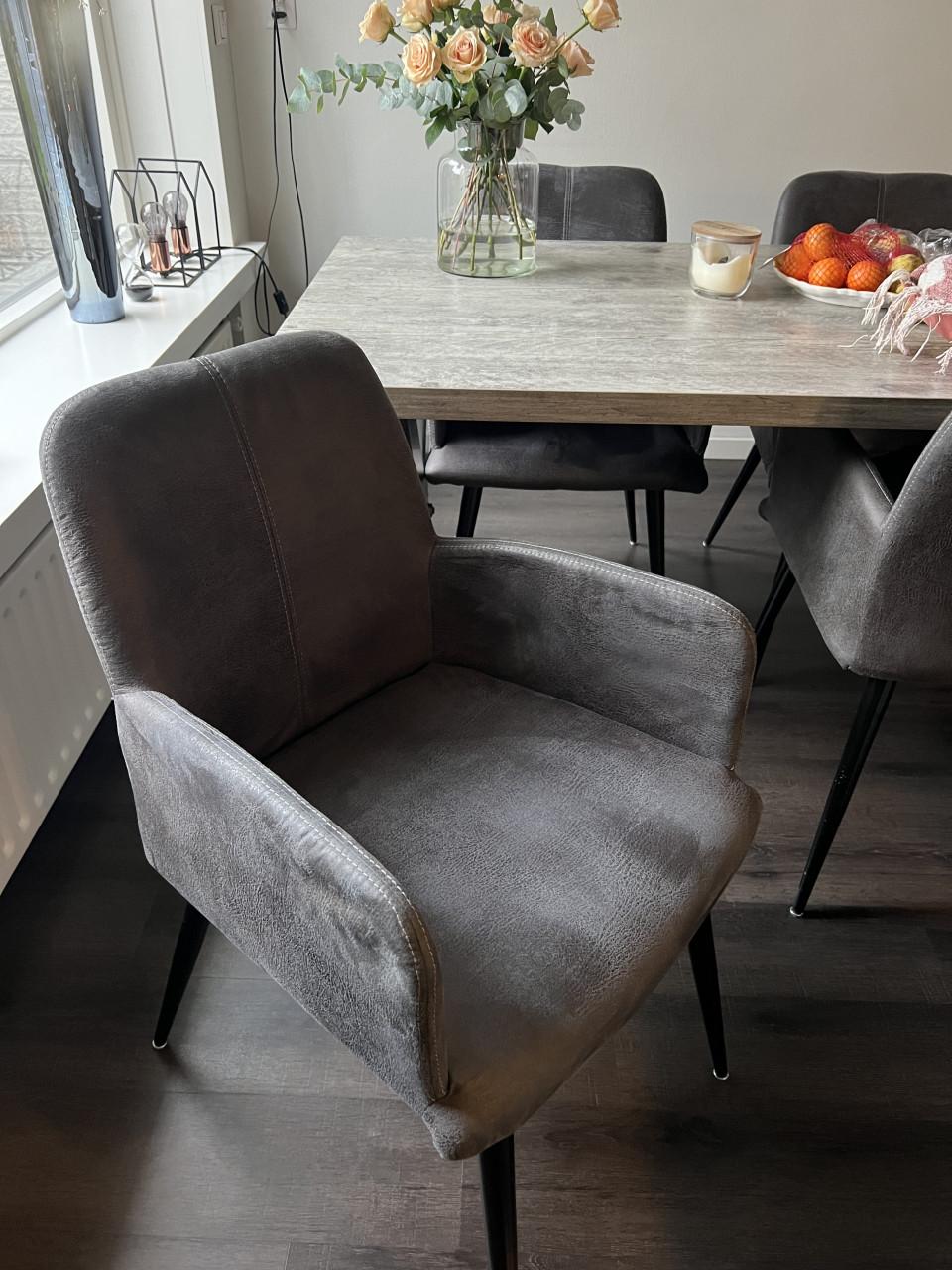 Eettafel met stoelen