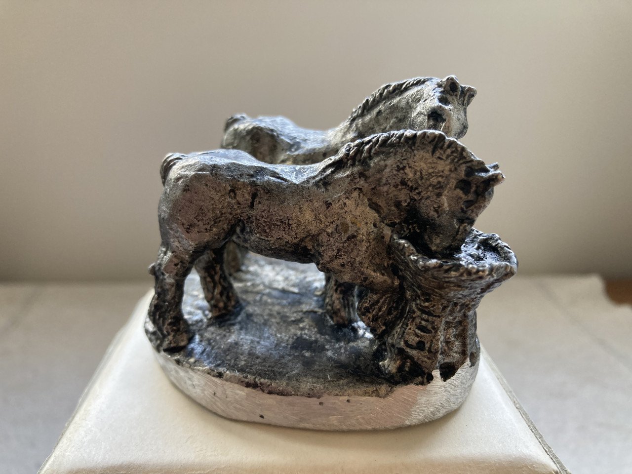 Gegoten aluminium beeldjes van paarden
