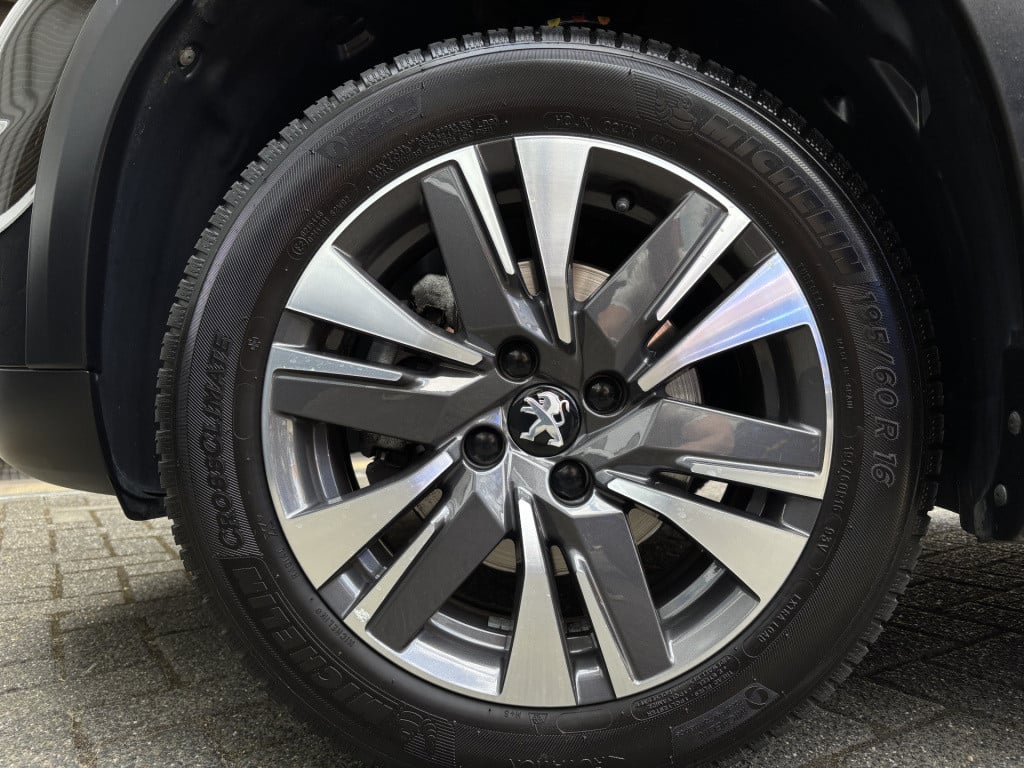 Peugeot 2008 allure 1.2-111pk/panoramadak
