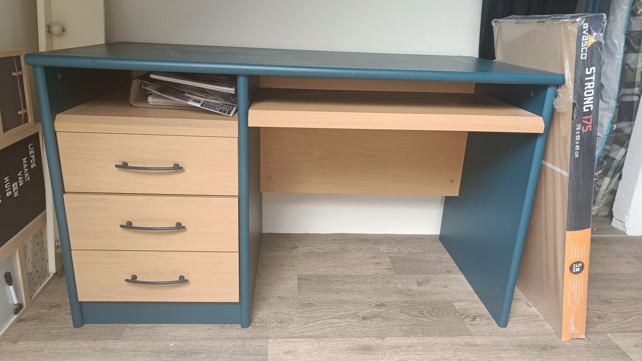 Bureau en boekenkast