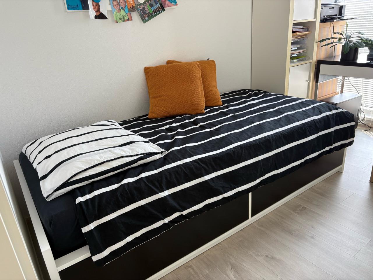 Bed met 2 ruime opberglades (Ikea)