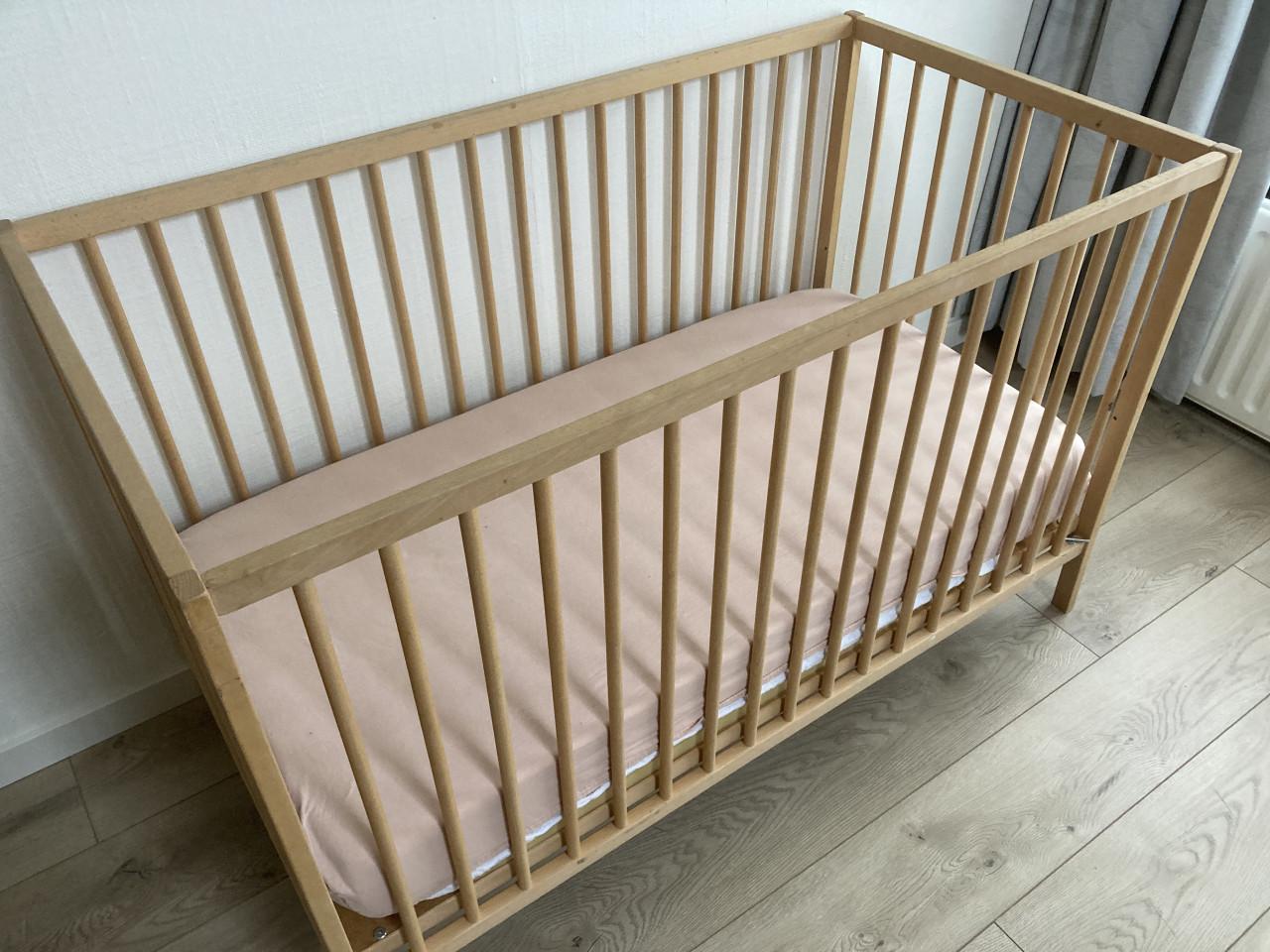 Houten kinderledikant met toebehoren