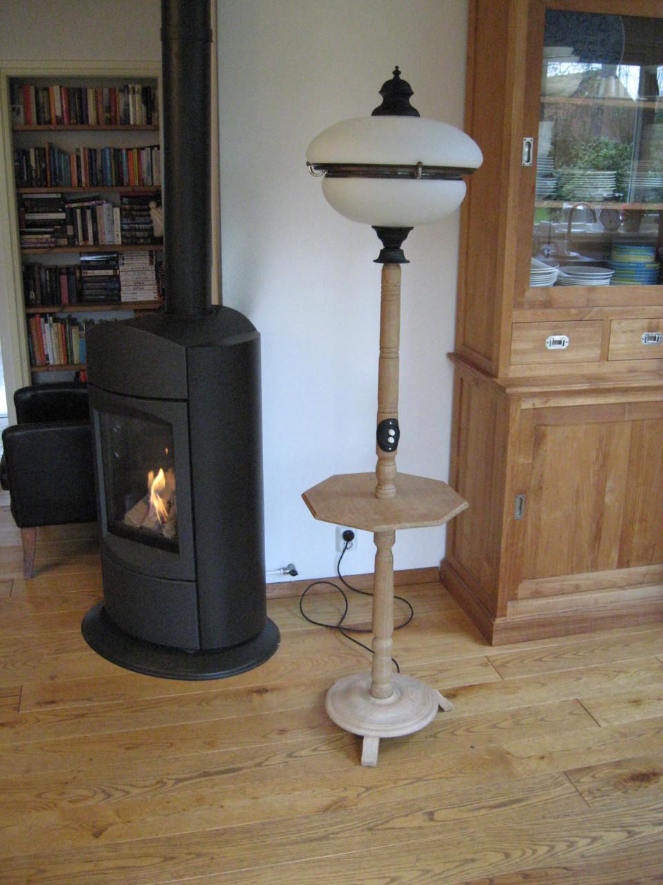 """"MOOIE STAANDE LAMP MET LEESTAFEL""