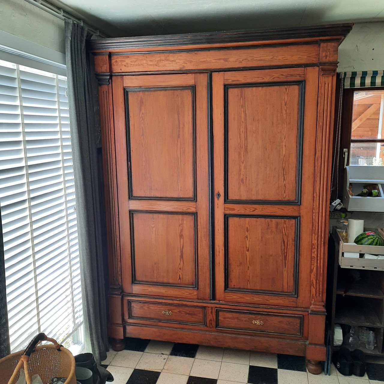 Kast in pitch pine hout. h230xbr155xdt56
