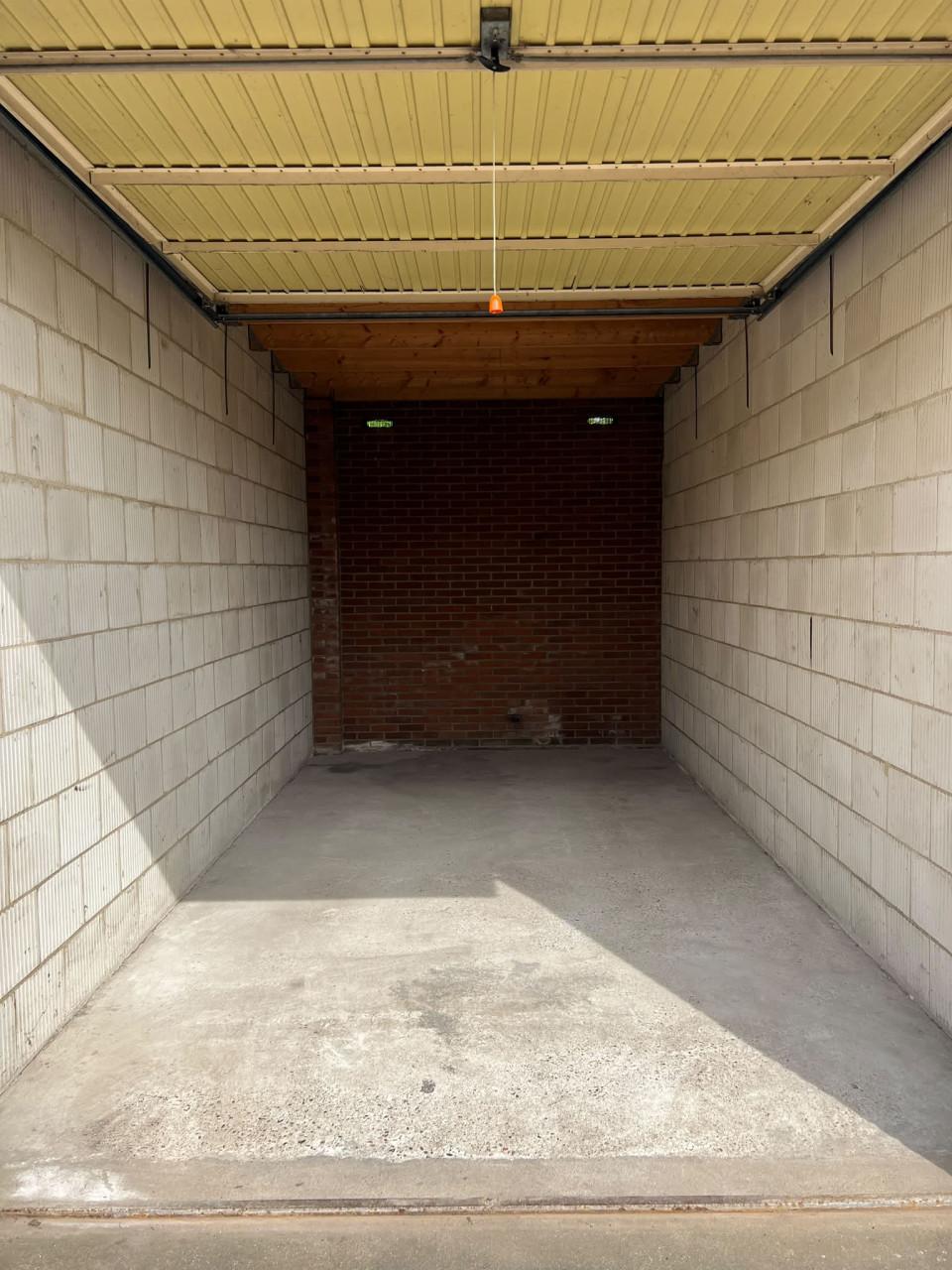 Te koop: twee naast elkaar gelegen garageboxen in Oost-Souburg