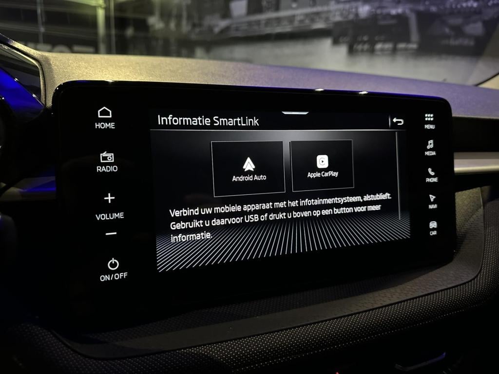 Skoda Fabia 1.0 tsi business edition *camera*pdc*winterpack*app*navi*