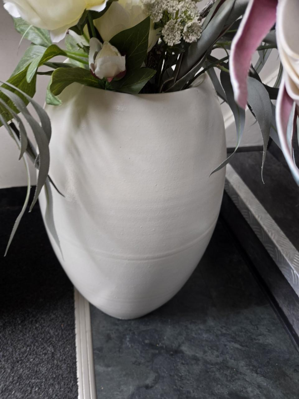 2 grote, witte vazen gevuld met decoratieve kunsttakken en kunstbloemen