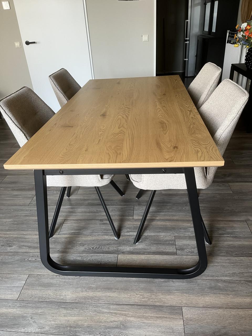 Nieuwe moderne tafel
