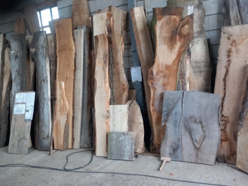 Boomstamtafels, tafelbladen planken decoratieplanken, wandplanken bar/salon