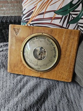 Mooi werkend antiek Barigo Barometer op originele houten plank....