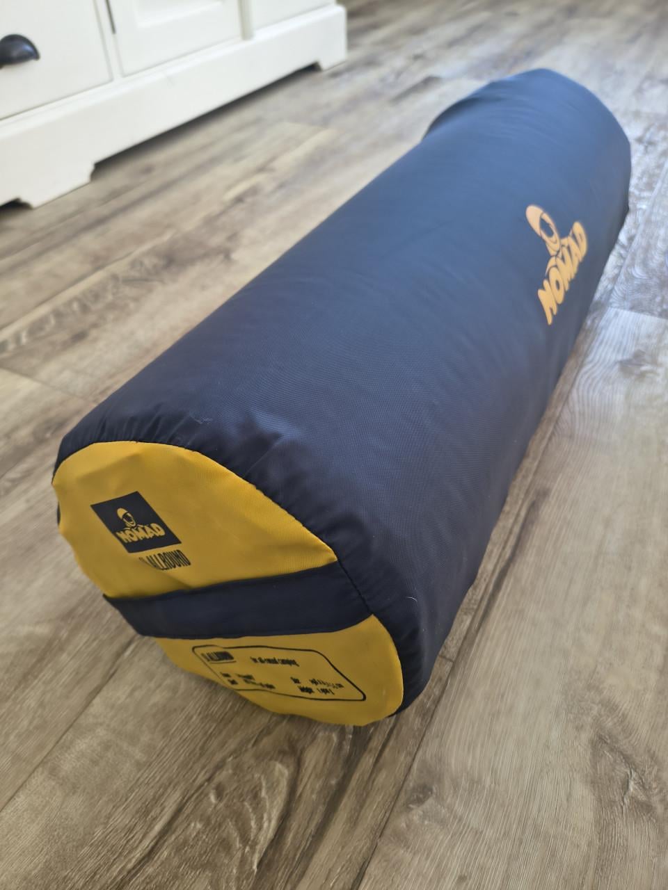 Prachtige nieuwe blauwe slaapmat van Nomad, zelfopblaasbaar.