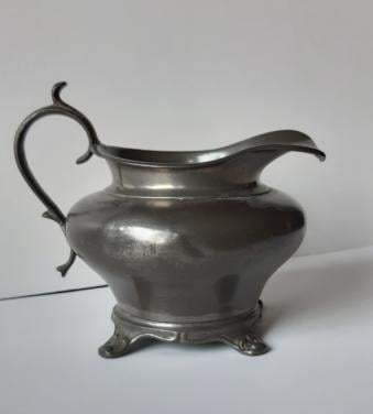 Schenkkannetje tin  ↑ 11,5 cm.