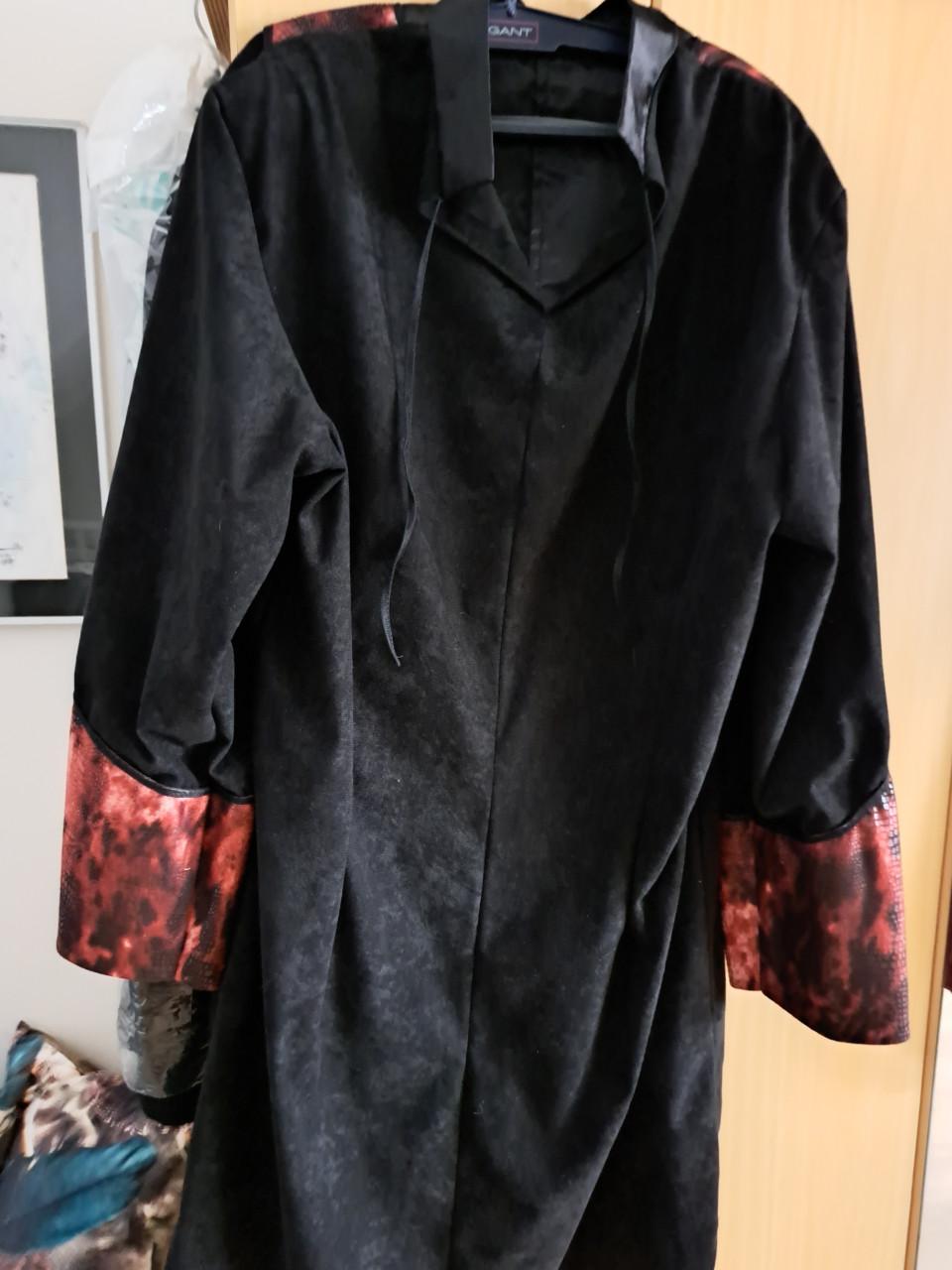 Carnavalspak heren klassiek met pofbroek en bolhoed.