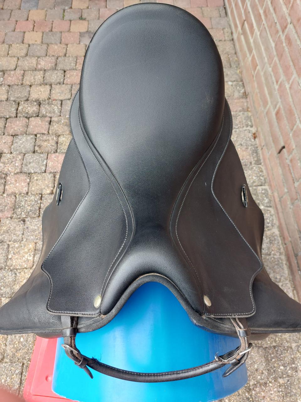 Wintec 500 Dressuurzadel – 17 inch – Wolgevuld (Complete set)