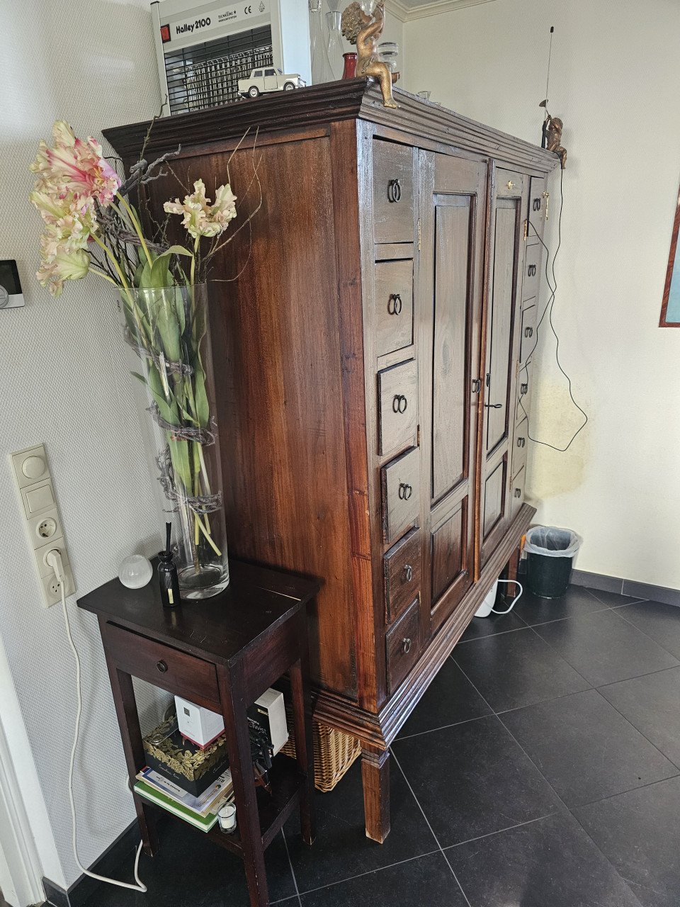 Koloniale TV kast