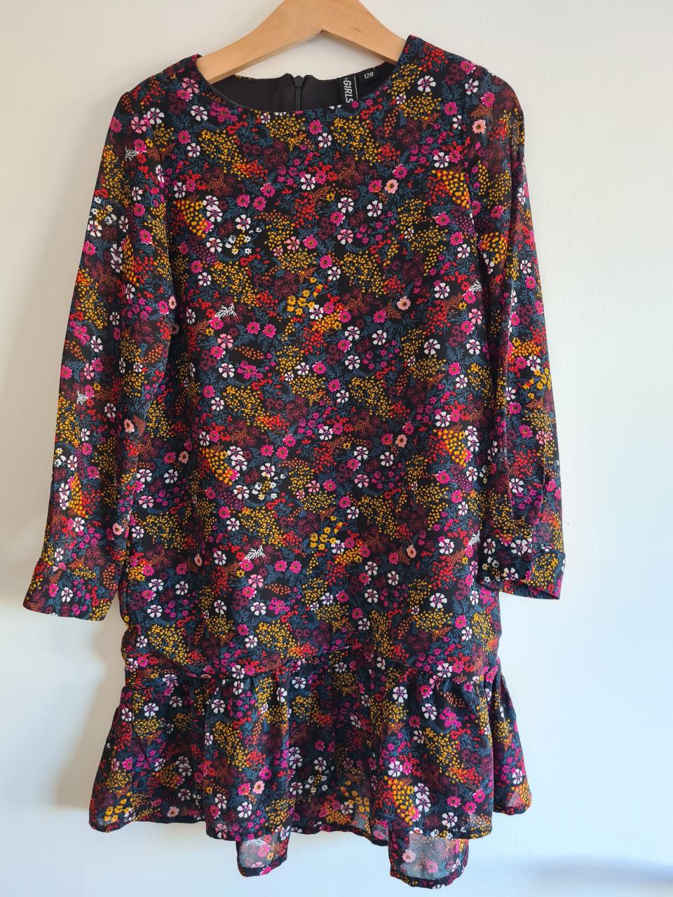 Bloemetjes jurkje met roezel van Girls Maat 128