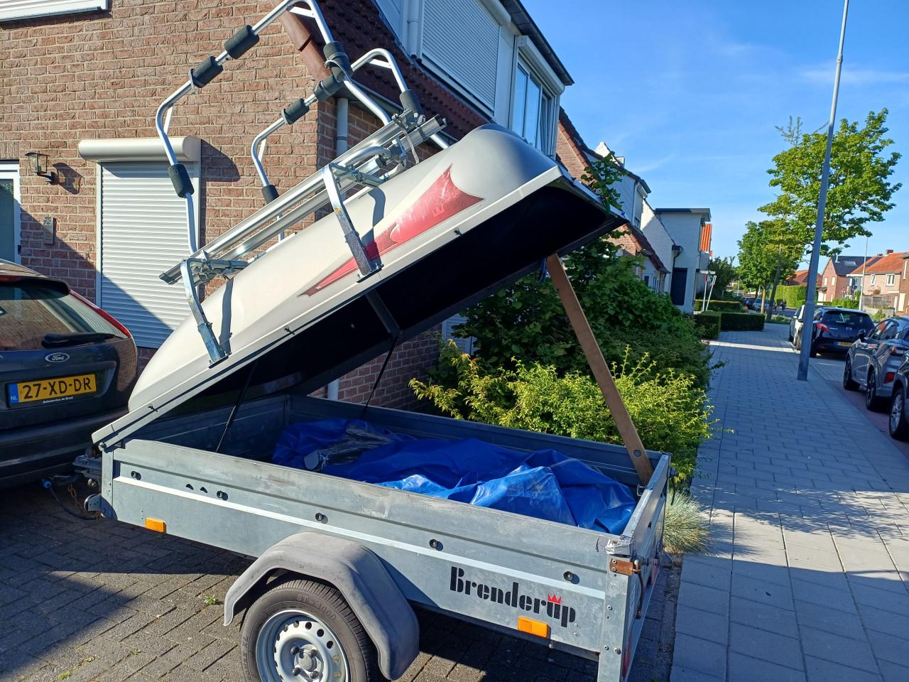 Brenderup 1205s met fietsendrager voor 4 fietsen en een huif
