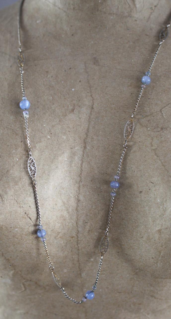 Zilverkleurige ketting met veertjes en blauwe kraaltjes