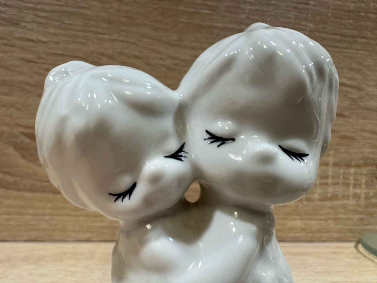 Schattig wit beeldje van een knuffelend stelletje