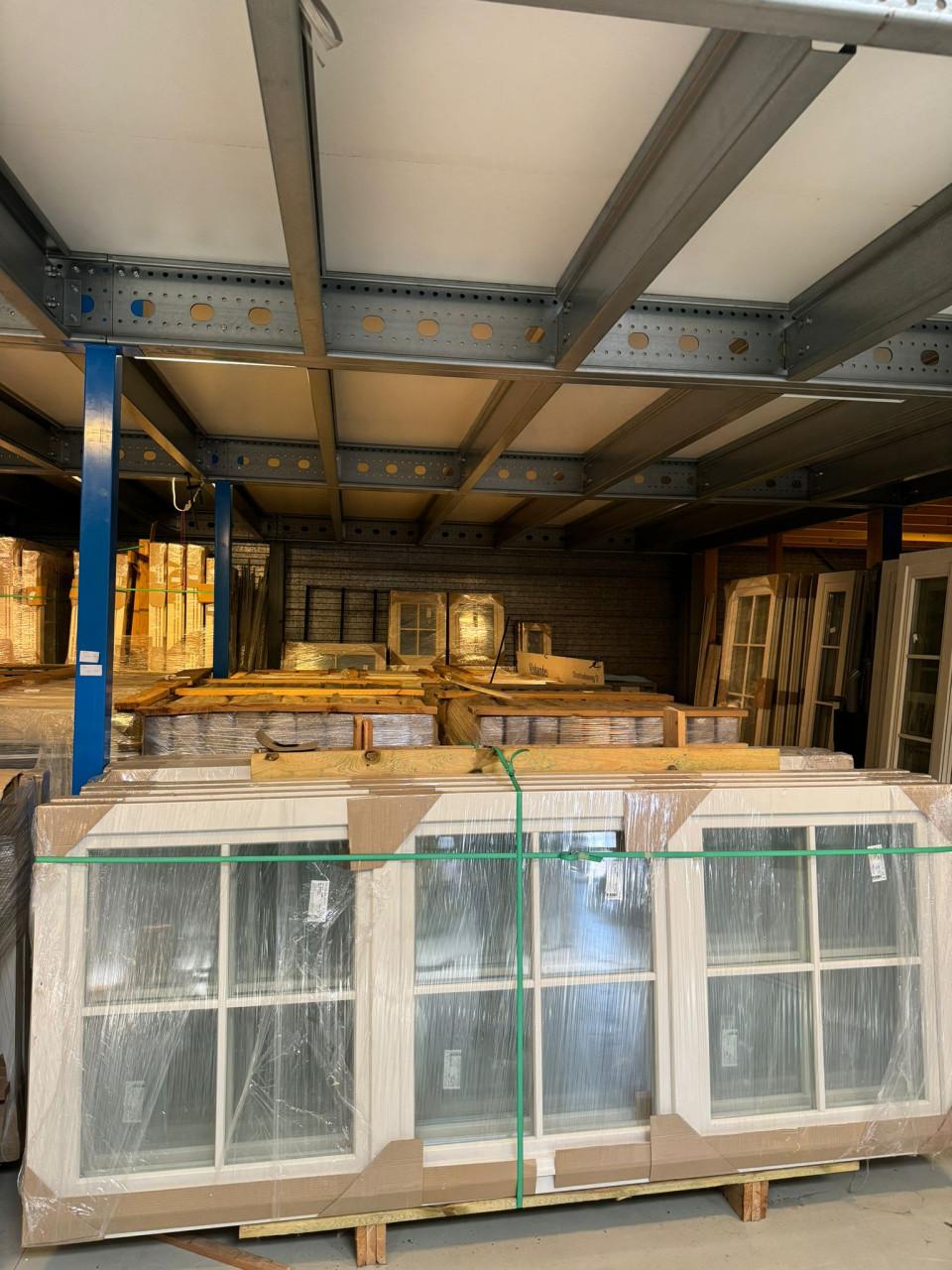 Loods vol nieuwe meranti houten kozijnen