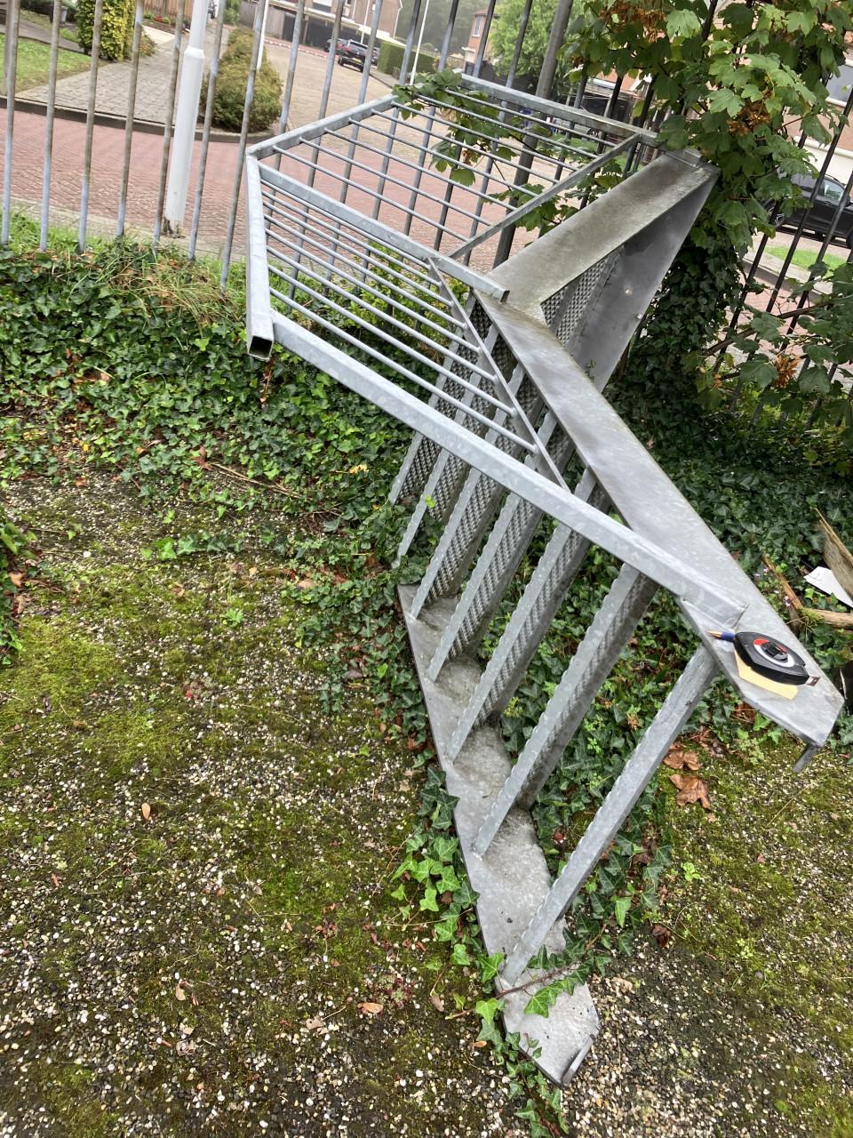 Te koop goede stevige stalen trap