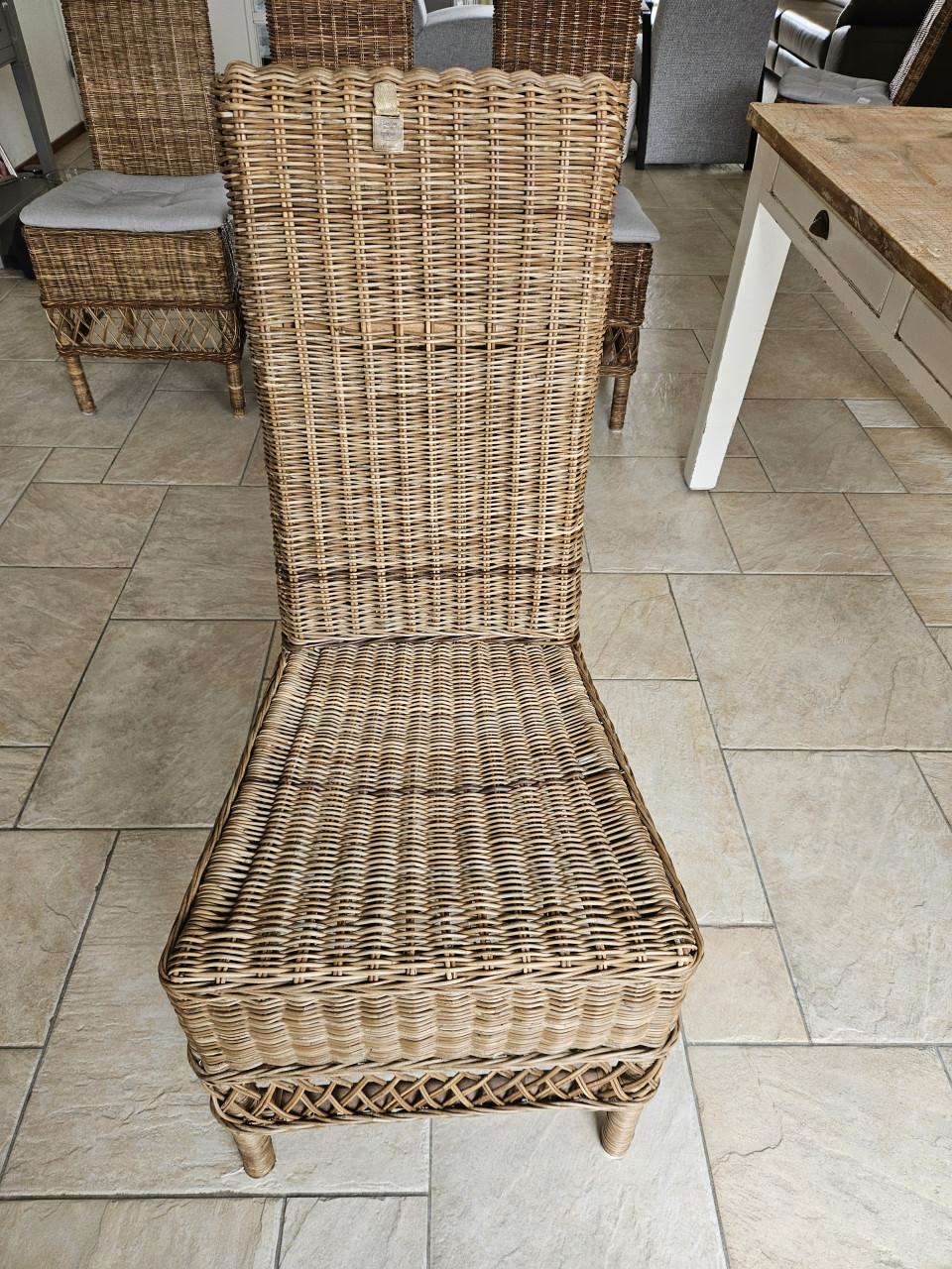 Eettafel met 6 eetstoelen