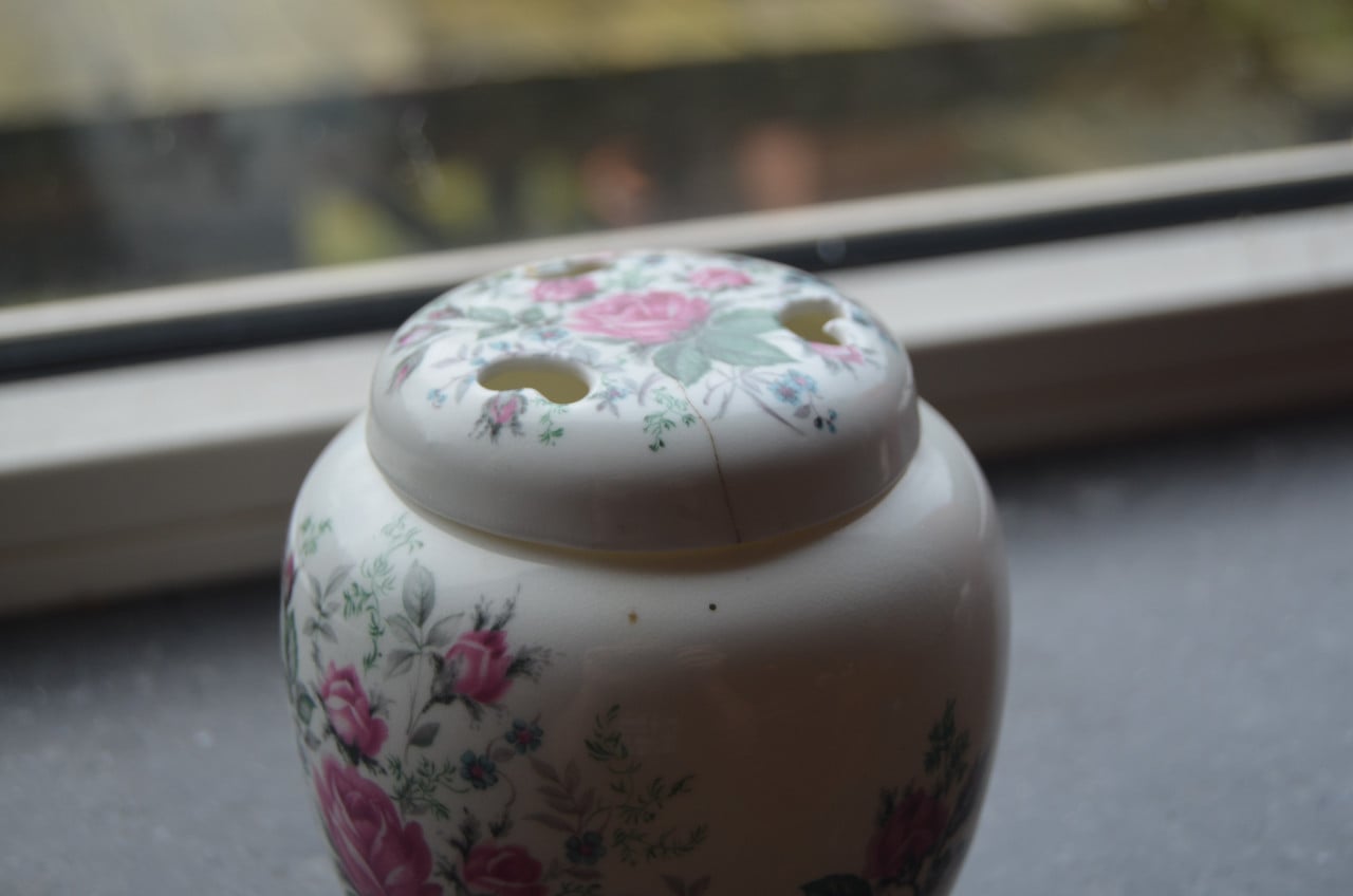 Roy Kirkham Staff. bone China potpourri potje