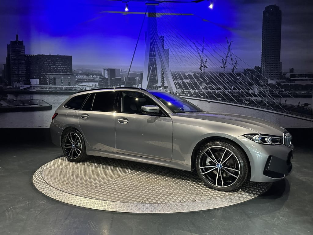 BMW 3-serie touring 330e xdrive *pano*360camera*sportstoelen*laser*
