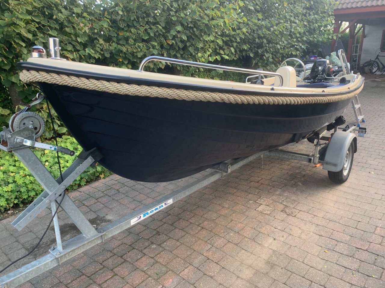 Prachtige wiedesloep 4,30 op trailer met 8 pk suzuki motor