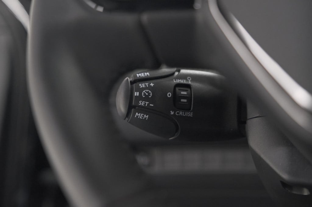 Peugeot E-2008 ev active 50 kwh | parkeersensoren | apple carplay | climate