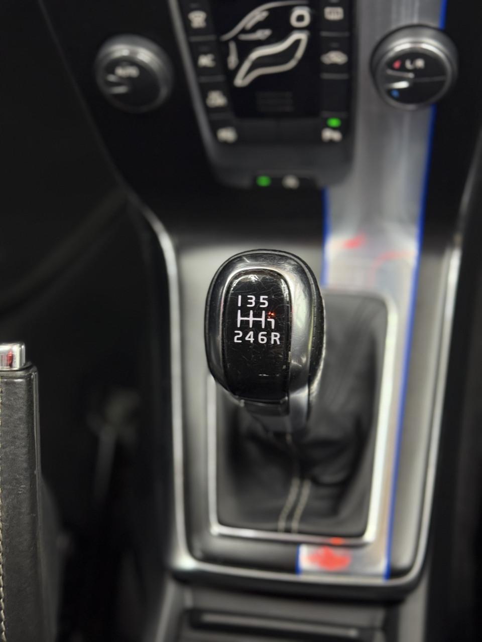 Volvo V40 2.0 D4 | 2014 model | 240 PK | Zwart R Design