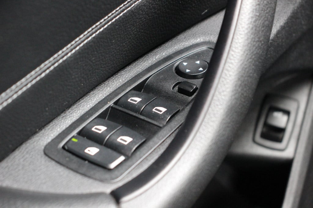 BMW X1 sdrive20i corporate lease executive | led | half leder | pdc |