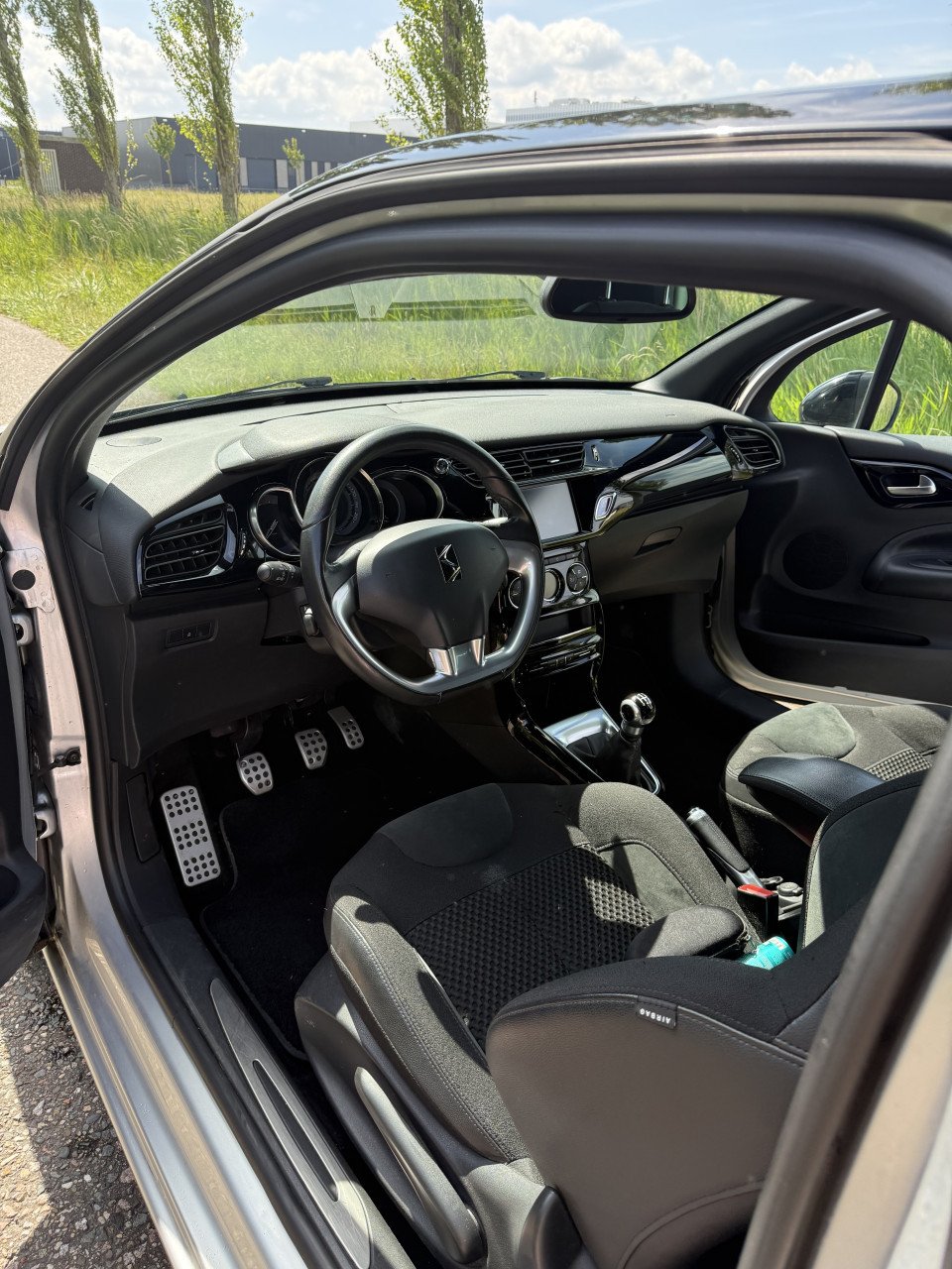 DS3 – 2015 – Zilver/Zwart – Goed onderhouden + extra set banden!