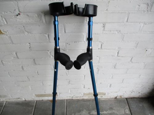 Stel  zgan elleboogkrukken in lengte instelbaar