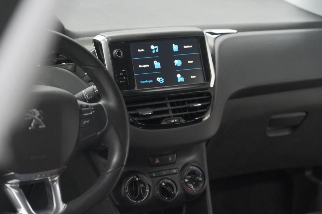 Peugeot 208 puretech 82 signature | allseason banden | navigatie | parkeers