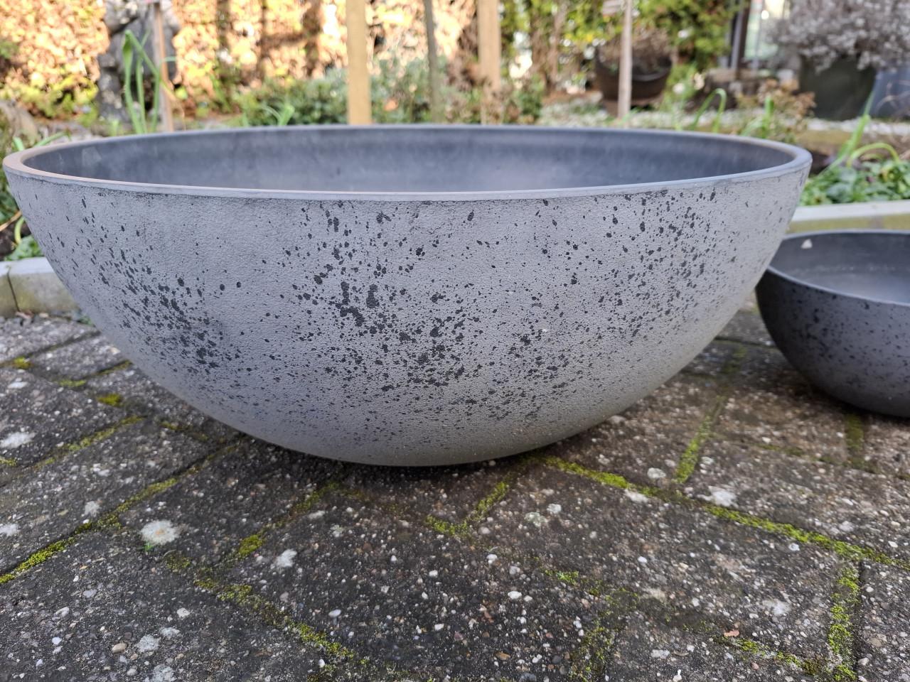 Set 2 grote kunststof tuinschalen
