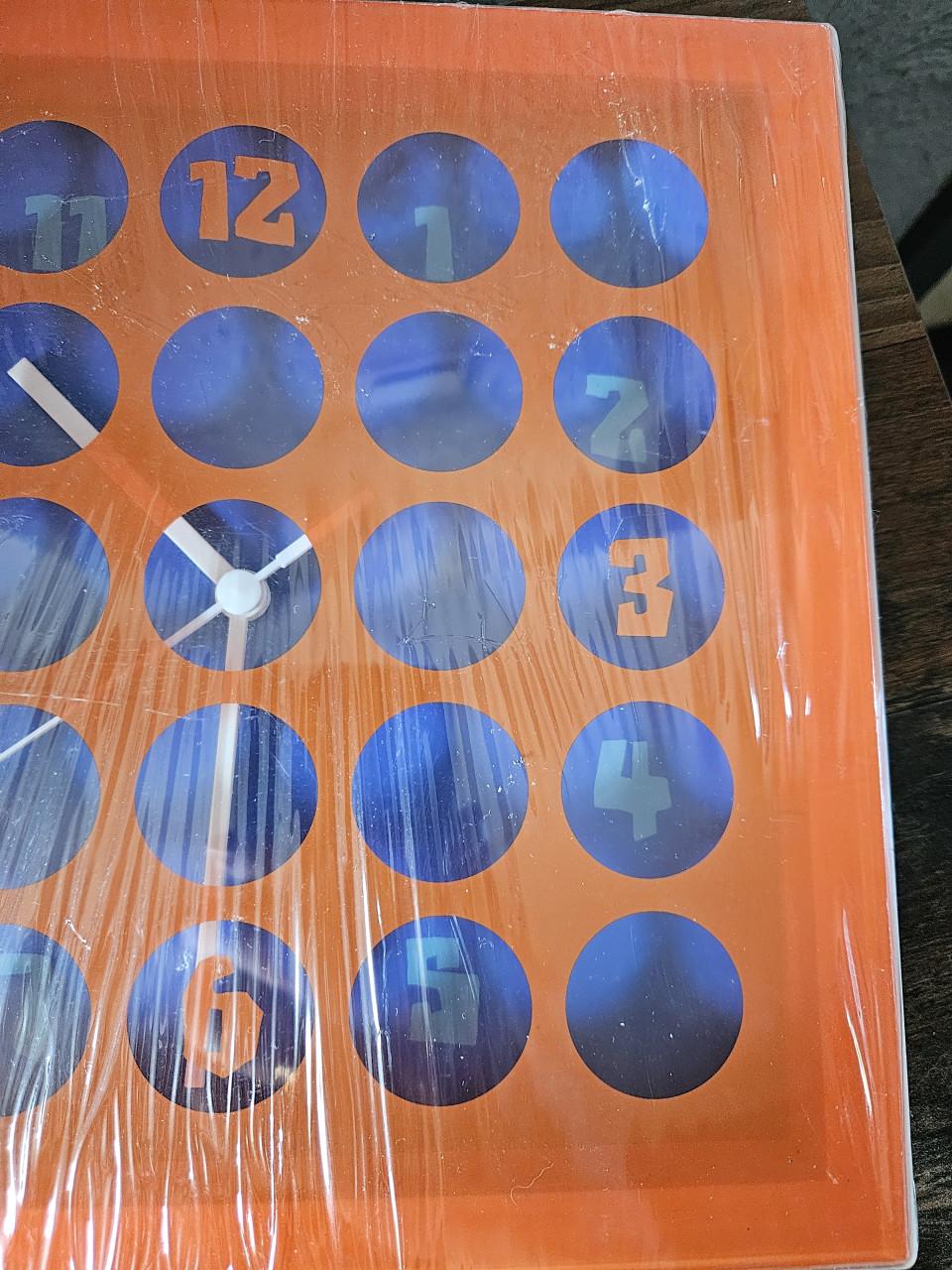 Nieuwe vintage jaren 70 Wandklok - Oranje met Blauwe Cijfers