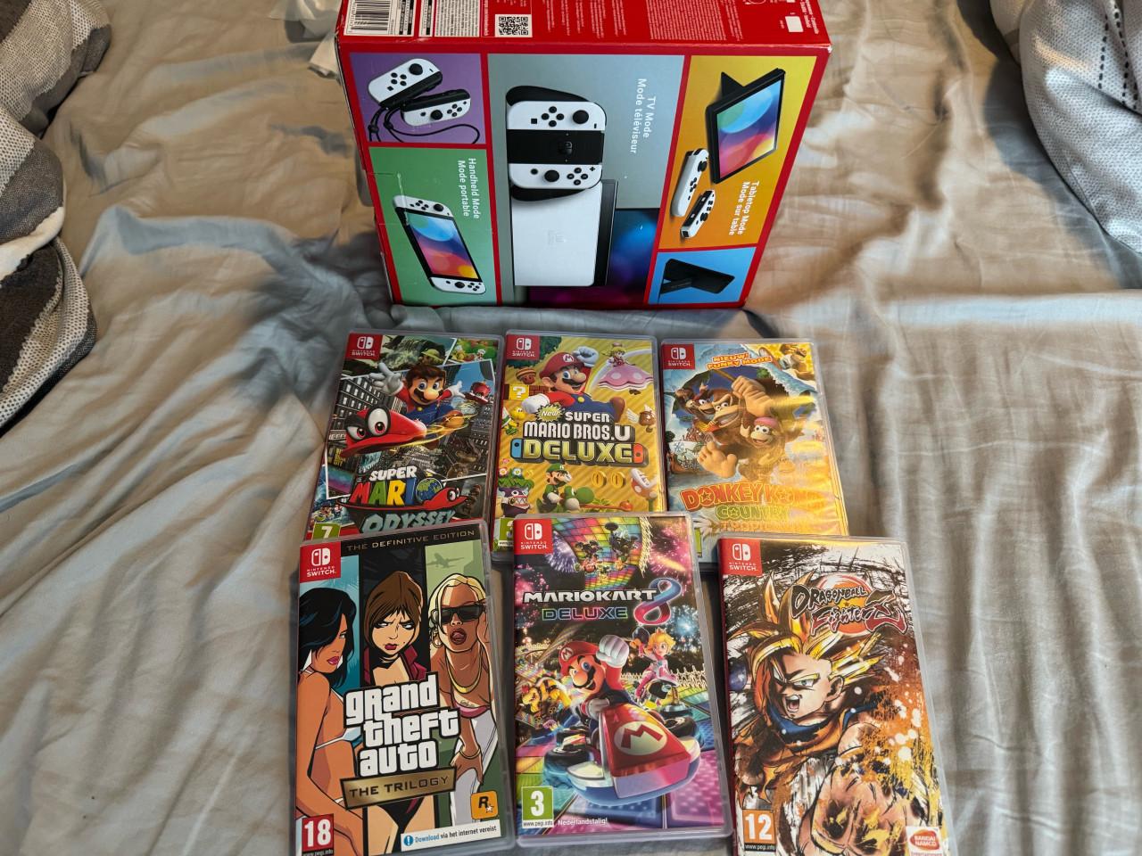 Nintendo Switch OLED + 6 Games - Nieuwstaat!