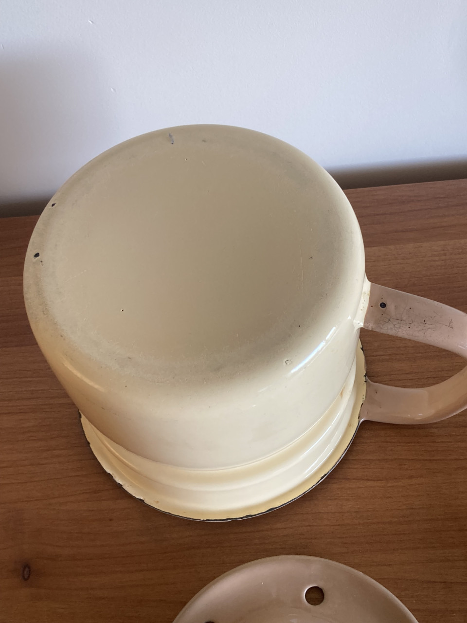 Vintage crèmekleurige melkkoker met overkookdeksel