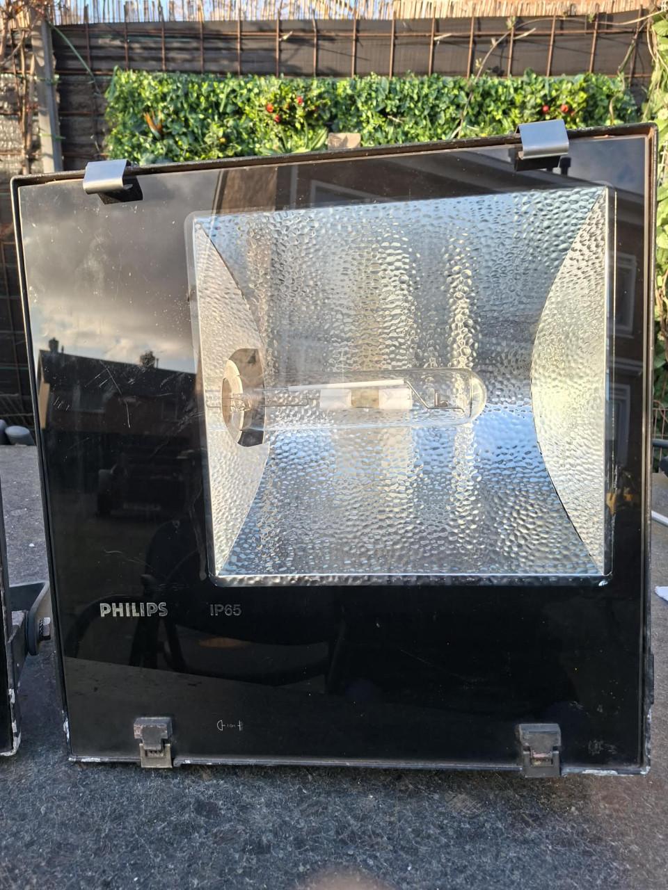 2 STUKS  PHILIPS 2500 WATT LAMPEN