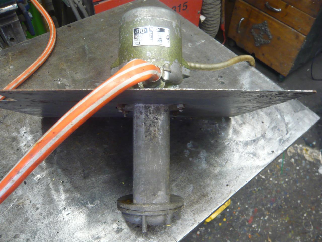 Koelvloeistofpomp op metalen reservoirbak