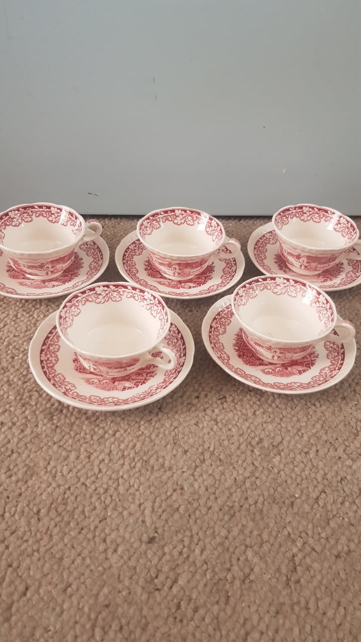 5 kop en schotels Boerenhoeve rood.