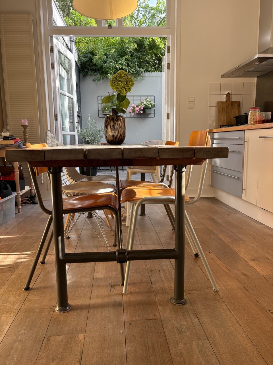 Eikehouten eettafel met stalen frame (industrieel)