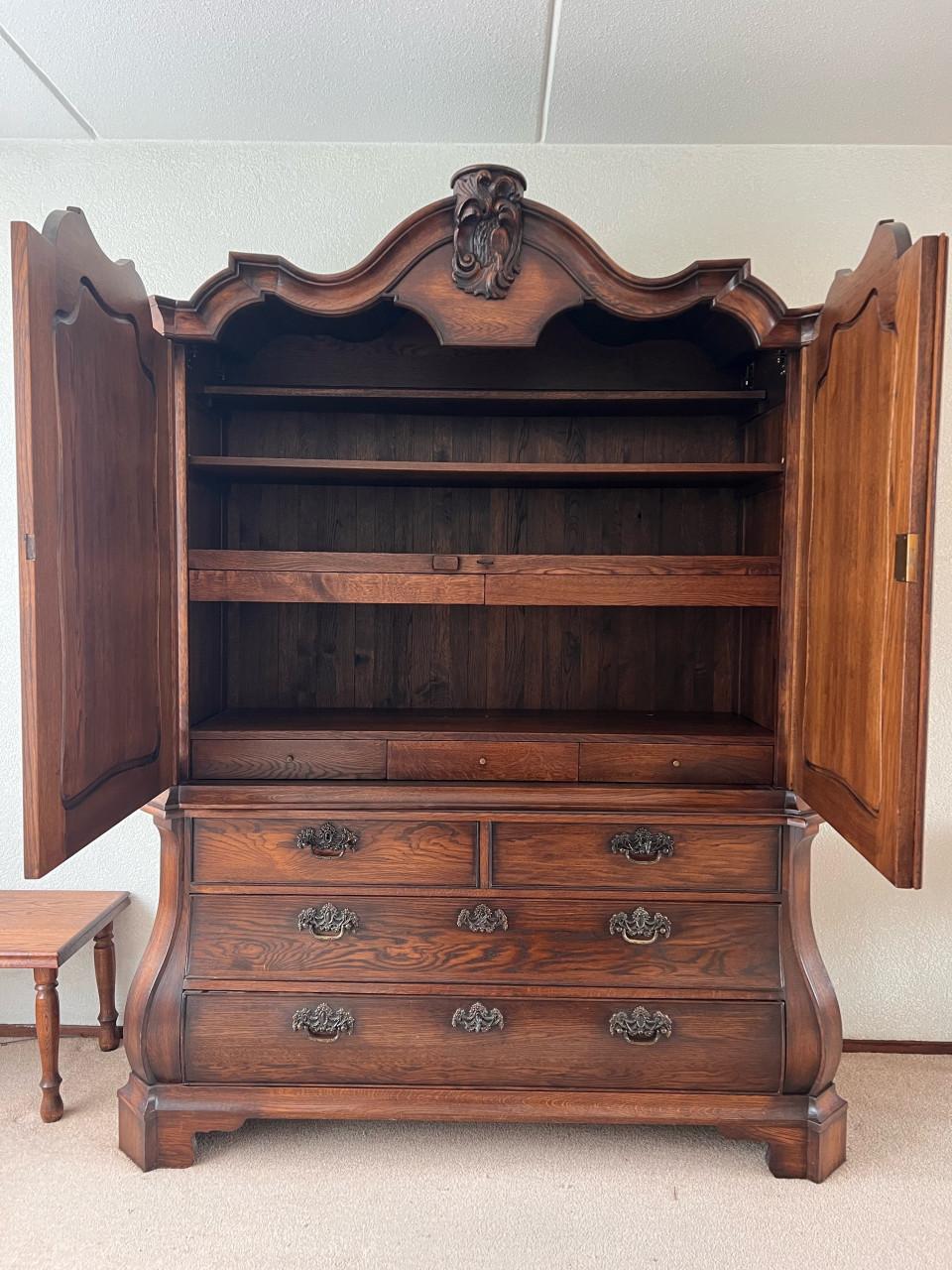 Antieke eikenhouten kast