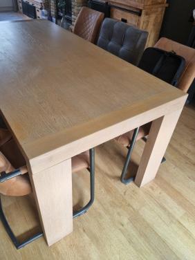 Lichte eettafel
