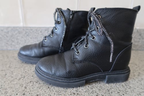 Kinderlaarsjes/veterboot, zwart, met ritsje in maat 30 €5,00